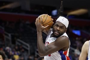 不准非得投？斯图尔特9投仅1中&三分4中1拿4分 正负值-30全场最低