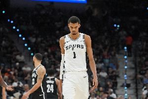 遭首败！美网友：文班对自己下注了？“未来GOAT”被理查兹锁死了