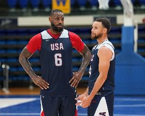 库里:我知道来老詹的节目会相互吹捧 但我还是想吹他的职业精神