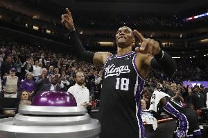 威少在自己生涯第18个赛季里砍下三双 NBA历史控卫首人