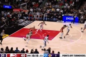 辣眼睛!范德比尔特无防守压力 离谱手滑丢球被打反击